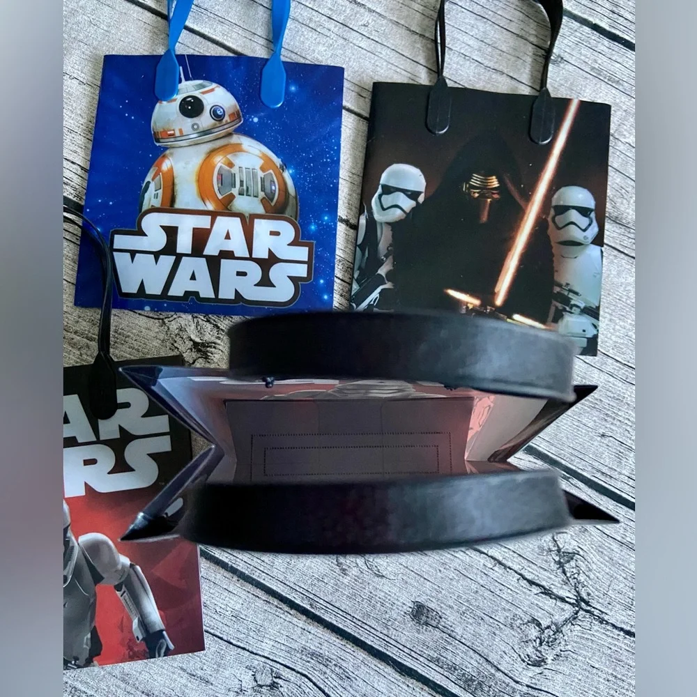 NEW. $3.00 each! Bundle of 4 Star Wars plastic gift/favor bags with handles